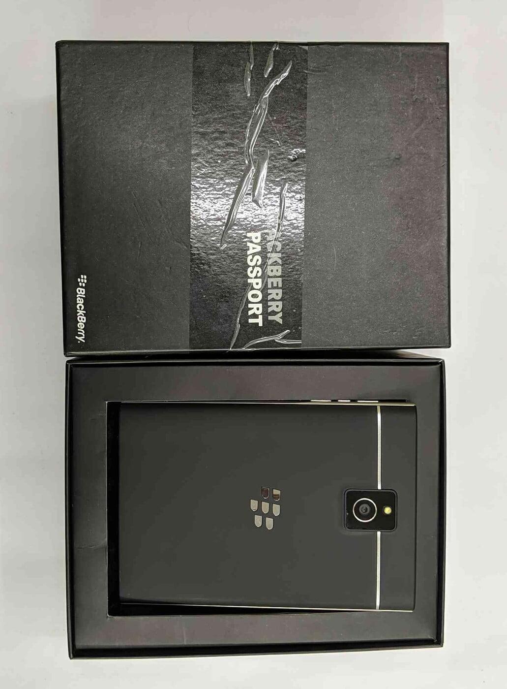 BlackBerry Passport 3/32GB Refurbished - Triveni World